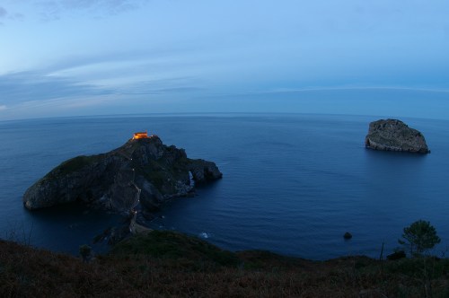 San Juan de Gaztelugatxe y Aketz, hoy, durante el crepúsculo