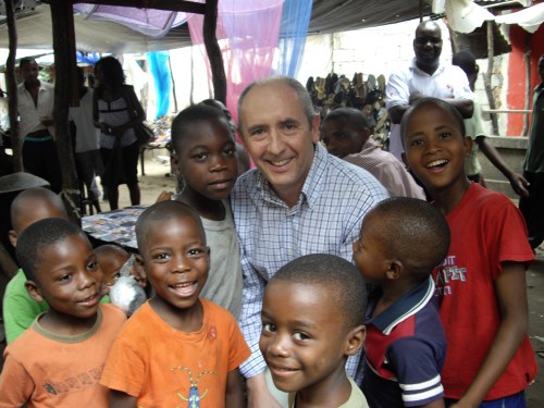 Con unos niños de los barrios pobres de Maputo. Con el elevado indice de mortandad infantil que tiene Mozambique, ¿cuantos de ellos llegarán a mi edad?
