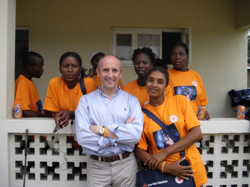 Con unas voluntarias de la Cruz Vermelha en su sede de Catembe