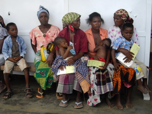 Mujeres mozambiqueñas esperando su turno para la consulta del pediatra