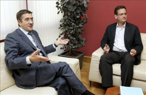 El que se presentará a la investidura (López) y el que le apoyará gratis et amore (Basagoiti) departiendo amigablemente