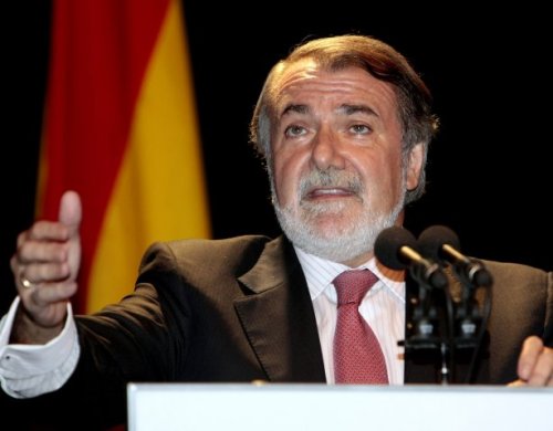 Mayor Oreja junto a la santa bandera de sus amores