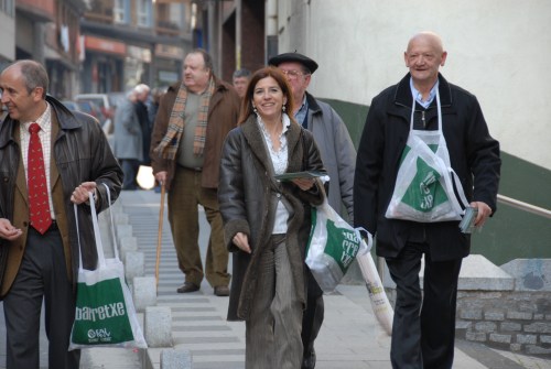 Con Izaskun Bilbao y Felix Aranbarri repartiendo propaganda electoral por las calles de Ondarroa