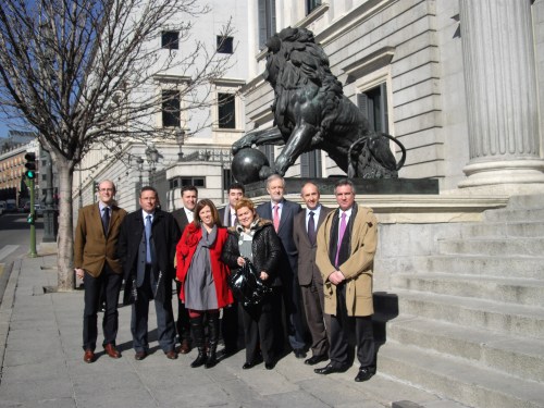 Varios diputados del PNV junto a los alcaldes y alcaldesas del Txorierri frente al Congreso de los Diputados