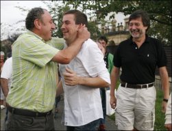 Aginako abraza a Otegi ante la mirada de Diez