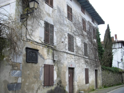 Caserón de Igantzi en el que residió el compositor Usandizaga meintras componía "La Llama"