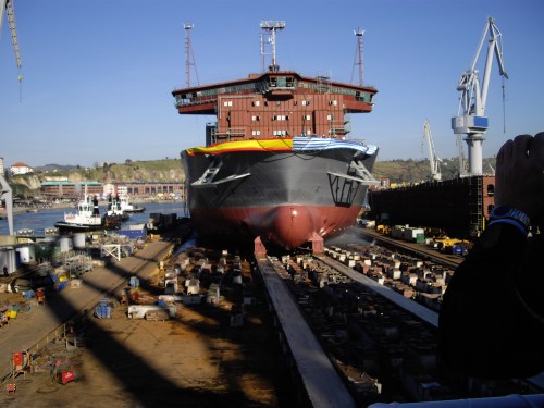 Imagen del "Simon Stevin", en el momento en el que descendía por la rampa hacia la ría