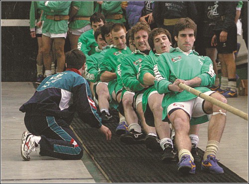 mugi25_018_02_goma_gaineko_sokatira