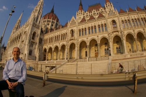 Junto a la sede del Parlamento de Hungría