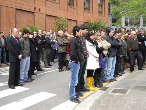 Acompañando a la familia de Inaxio Uria frente al lugar en el que fue asesinado