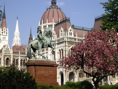 Estatua ecuestre de Ferec II Rakoczi frente al Parlamento de Hungría