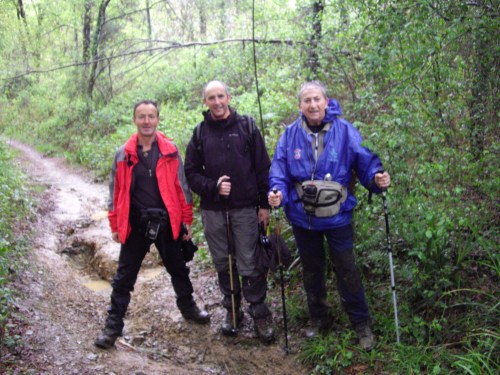 En un punto del recorrido, flanqueado por dos compañeros de marcha