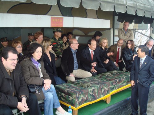 En el puesto fronterizo, mirando hacia Corea del Note. La explicación corre a cargo de Lee, actual presidente del País. Yo me encuentro a la derecha de la imagen, acompañado de Begoña Lasagabaster, con gafas.