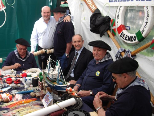 Andoni Ortuzar eta biok Eleizalde Ikastolaren erakuslekuan, arrantzale izandako bermeotarrekin