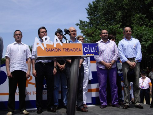 En la tribuna de Sant Cugat, mientras se cantaba "Els Segadors" tras la conclusión del mitin