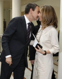 Zapatero y Garmendia se besan