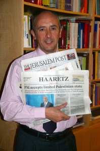 Fotografía obtenida esta mañana, con diversas cabeceras de la prensa israelí