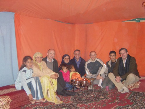 En la jaima de Fatma, junto a Pomés, Grau, Meyer y los familiares de la patrona