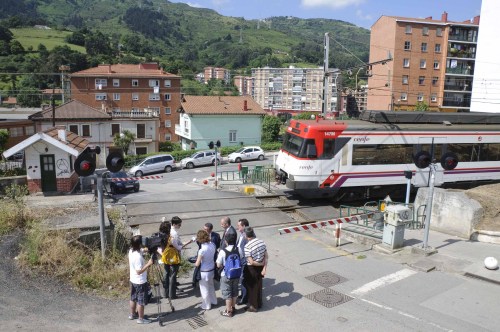 Hablando con la prensa, en el momento en el que cruzaba el tren por el casco urbano de Trapagaran