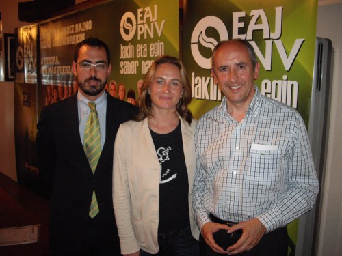 En el batzoki de Lesaka, junto a los candidatos navarros de nuestra lista electoral: Iñigo Zabalza y Amaia Arrizabalaga