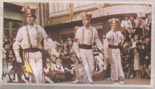 López y sus compañeros del grupo de "bailes vascos", ejecutando una danza típica de la zona montañesa de Navarra