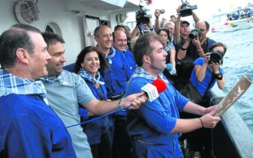 Xabier Legarreta, alkatea, teila itsasora botatzen zuen unean