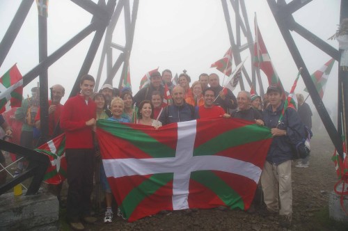 Bermeoko taldea Gorbeiako gurutzearen oinean