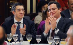 Inquisidores, espías políticos y corroidos por la corrupción aplauden juntos
