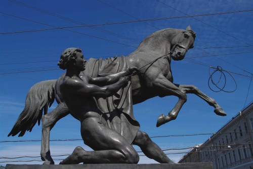 Una de las figuras que adornan el puente Aníchkov