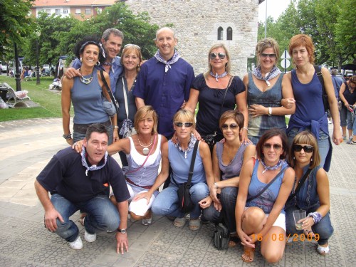 Gaur eguerdian, Bermeoko neska talde bategaz, talan.