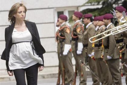 Carme Chacón pasa revisa a las tropas