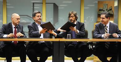En la firma del documento que instituyó el Frente Patriótico antinacionalista (vasco)