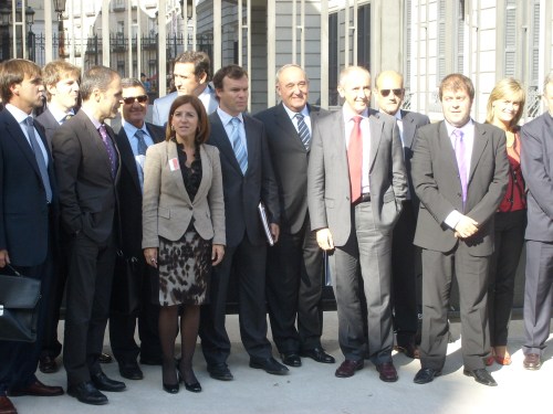 Frante al palacio del Congreso de los diputados, junto al alcalde de Bermeo, Izaskun Bilbao y el grupo de armadores que asistió al pleno