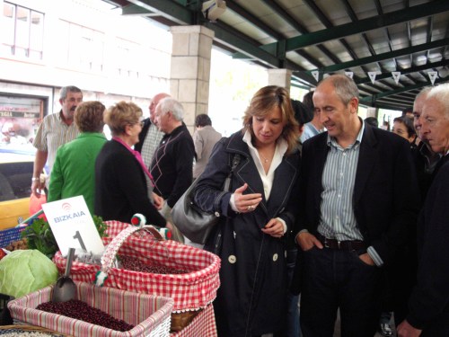 Irene Pardo Nekazaritzako Ahaldunarekin Gernikako azokan
