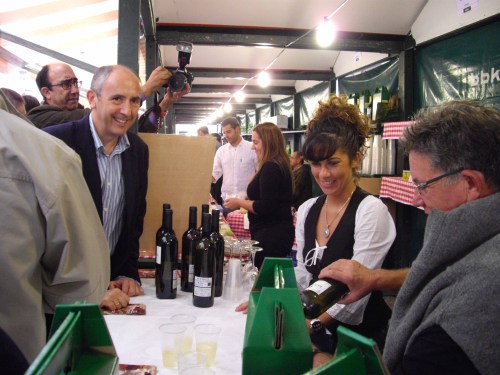 Jose Antonio Bastegieta "Marko"-ren txakolina dastatzen