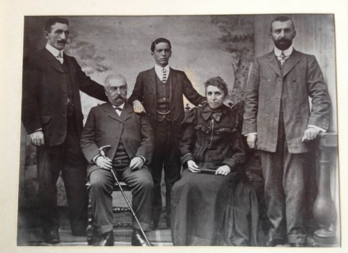 Benantzio Goitia Astoreka, jesarrita, bere emaztearekin ete hiru semeekin. Irudiaren eskuman ikusten dena, Benantzio Goitia Portuondo da.