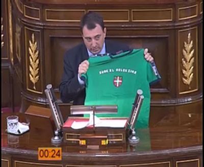 Aitor Esteban exhibiendo la camiseta de la selección vasca de fútbol desde la tribuna del Congreso de los diputados