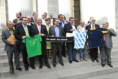 Fotografía obtenida en la puerta del Congreso el 18 septiembre de 2007, tras el debate mantenido en el Pleno en torno al reconocimiento de las selecciones nacionales catalana, gallega y vasca. En ella se ve a diputados de varias formaciones nacionalistas
