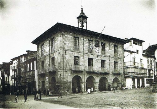 Bermeoko udaletxea Jose Arzadun bertako idazkaria izan zen garaiko itxurarekin