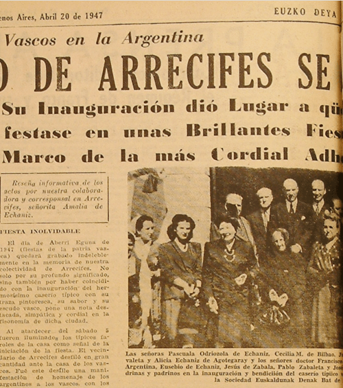 Argentinako "Arrecifes" herrian, "Euskaldunak denak bat" elkartearen egoitzaren inaugurazioan, 1947ko  Aberri Egunean. Basterretxea, argazkiaren goi partean ikus daiteke korbatarekin