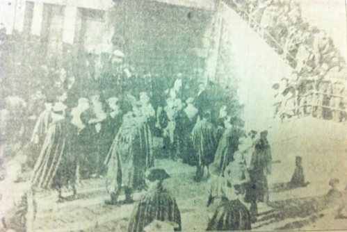 Euzkadi egunkariak argitaratu zuen argazkian, Goardia Zibila ikusten da zubiazpian, kofradiako kideen batzarra babesten. Bermeoko herri kantak, une hori gogoratzen du: "Cañonazos en zubiazpi.."