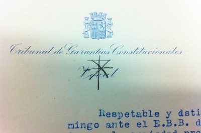 Tribunal de Garantías Constitucionales delakoaren bokala zenean, ikurriñaren irudia marraztu ohi zuen idazkien menbretean menbretean.