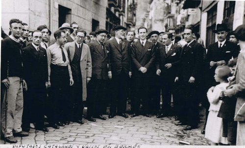 Kataluniako diputatu abertzaleak, Euskadiko diputatu jeltzaleen eskutik Euskadiko hainbat herritatik 1934an egin zuten bidaian. Argazkian, Bermeon daude. Jose Antonio Agirre, Telesforo Monzon eta beste batzuen artean, Frantzisko Basterretxea ikus daiteke argazkiaren eskumaldean sonbreroa buruan duela.