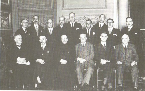 II Errepublikako legealdi konstituientean, "Minoría Vasco-navarra" osatu zuen diputatuak. Basterretxea, zutunik daudenen artean, irudiaren ezkerraldetik hasi eta laugarrena da.