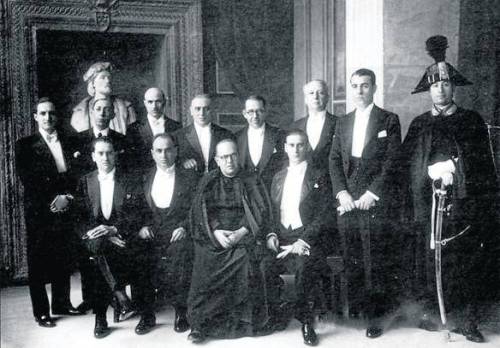 Burukide, diputatu eta kargu publiko jeltzaleak, 1936an Vaticano-ra joan zireneko argazkia. Basterretxea -garai hartan Tribunal de Garantías Constitucionales delako organoaren kidea zen- zutunik, ezkerretik hirugarren lekuan ikusten dena da.