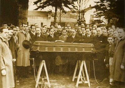 Ramon Bikuña burukidea eta diputatu jeltzalea hil zeneko argazkia. Kaixaren ondoan Gorteetako diputatu lagun jeltzaleak ikus daitezke. Basterretxea, Jose Antonio Agirre eta Xabier Landabururen artean dagoena da, argazkiaren erdi-erdian.